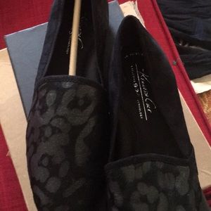 Brand new never worn black Kenneth Cole slippers